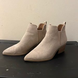 Tan women’s boots size 8